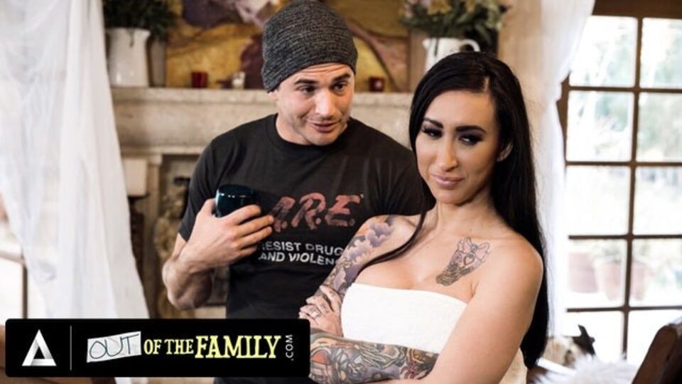 Lily Lane और Nathan Bronson में सौतेली माँ वीडियो Out Of The Family द्वारा