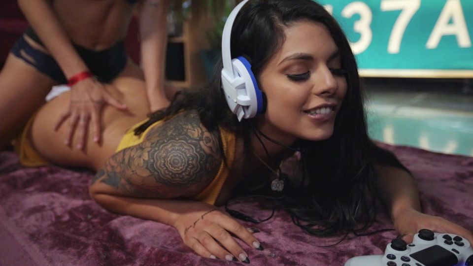 Erótica Gina Valentina e Adria Rae em siririca clipe