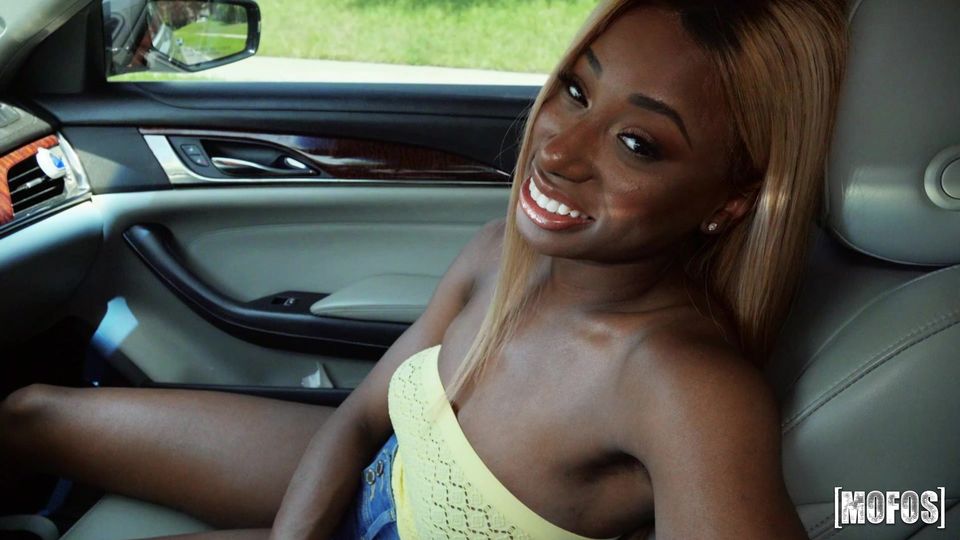 Herzliche Kinsley Karter in Auto XXX-Clip