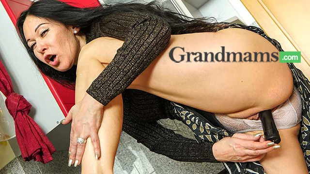 Grandmams présente action masturbation de courtisane