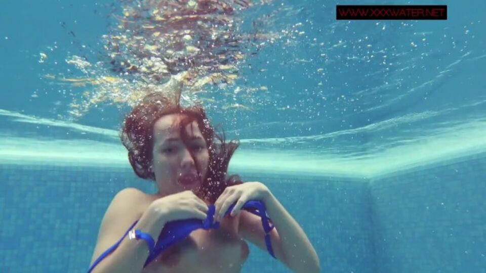 Trailer xxxwater con attraente Lina Mercury e Lina di Underwater Show