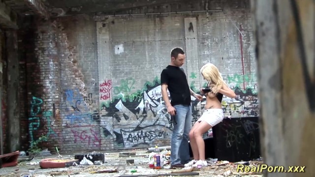 La zorrita acompañante en clip de garganta profunda