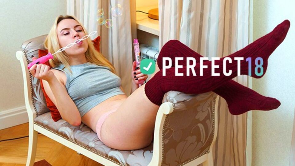 Perfect 18 presenta porno primo piano con Lisa Nixon e Bubbles