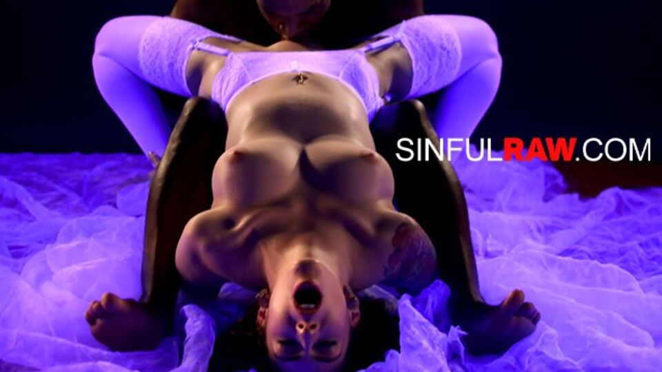 Sinful Raw apresenta feminino amigável pornô da Anna De Ville