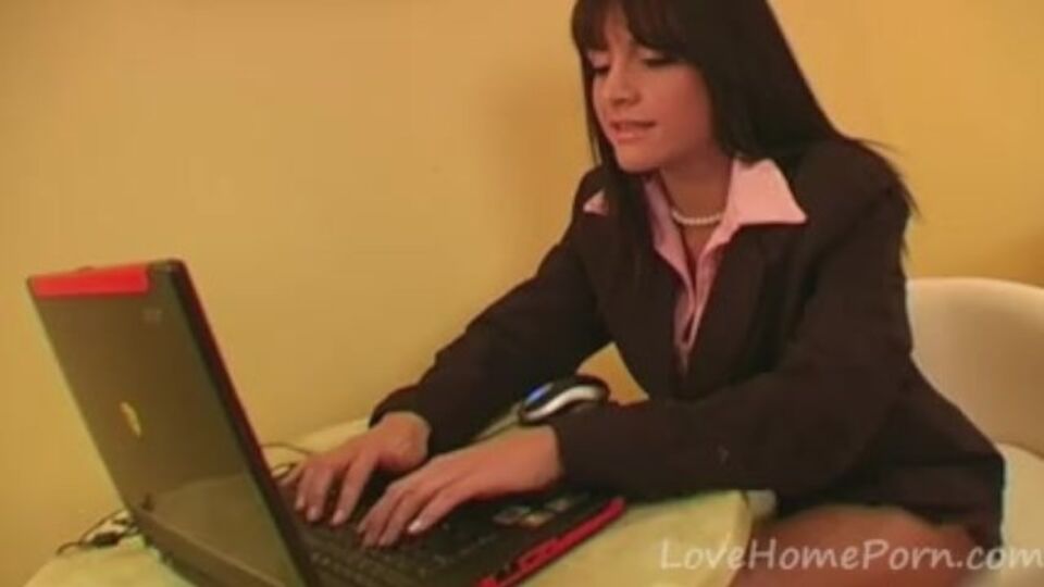 Love Home Porn präsentiert Liebling's Striptease Film