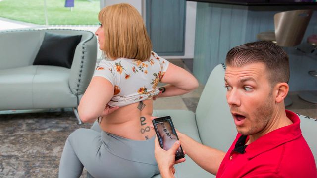 La sonriente Sara Jay en contenido de sexo de lado