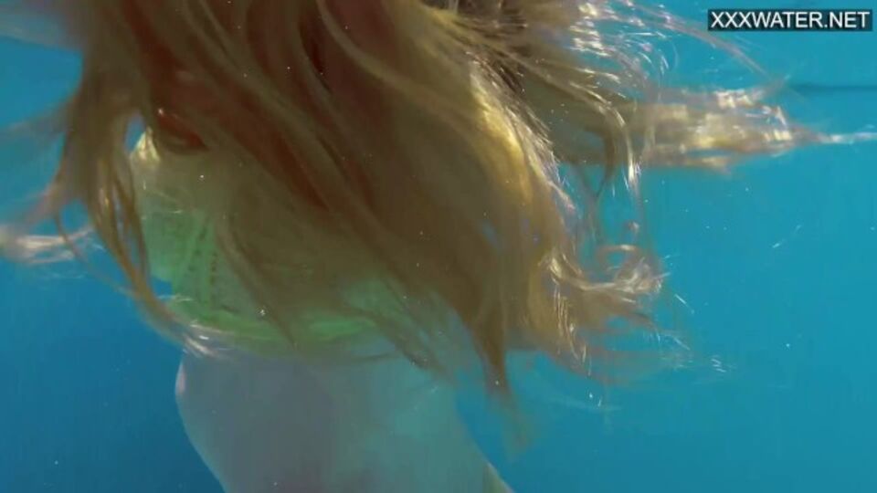 Nata Ocean y Nata en clip de fetiche de Underwater Show