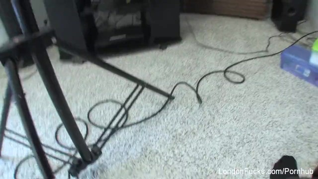 London Keyes en escena de polla grande de PUBA