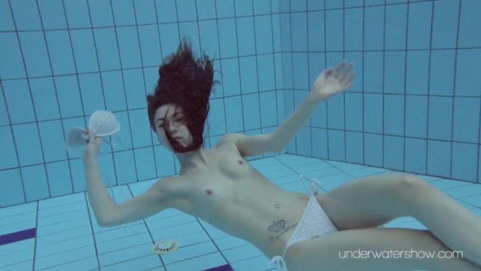 Dirty kitten's underwater babe smut