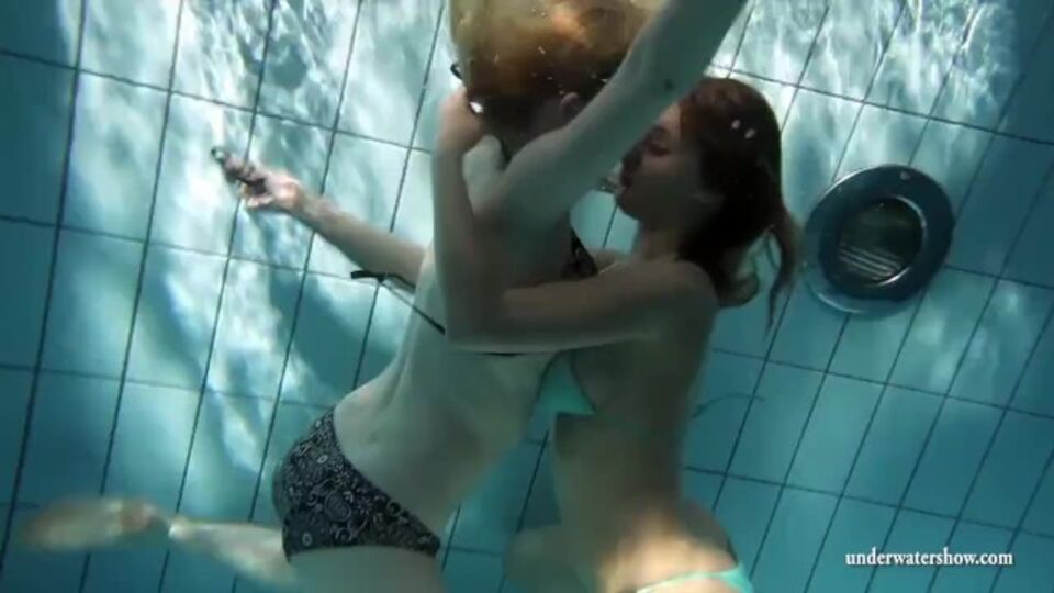 Underwater Show presenta sesso hd con Zuzana e Lucie