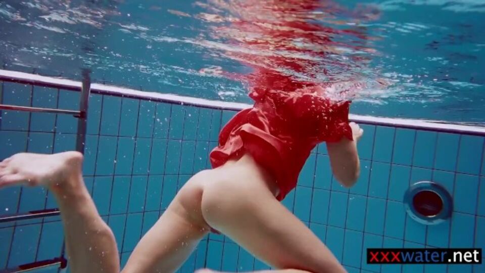 Exquisite Häschen in Pool Porno