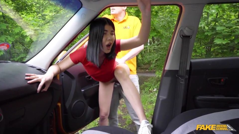 Lady Dee dans scène andromaque inversée de Fake Driving School