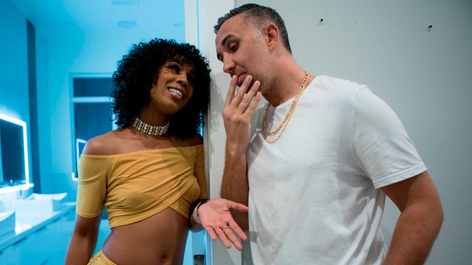 Brazzers Exxtra présente scène baise sur le côté de Misty Stone