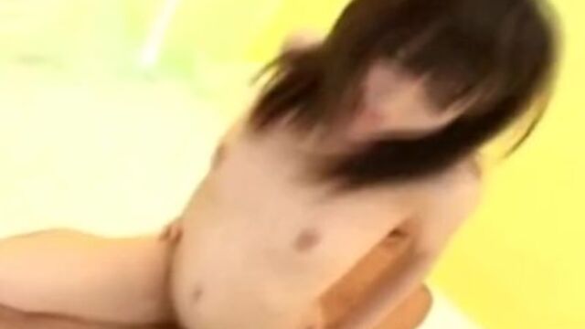 L'énigmatique gourgandine dans vidéo jeunette