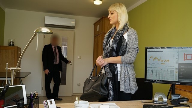 La subjugueuse maîtresse en vedette dans contenu entretien