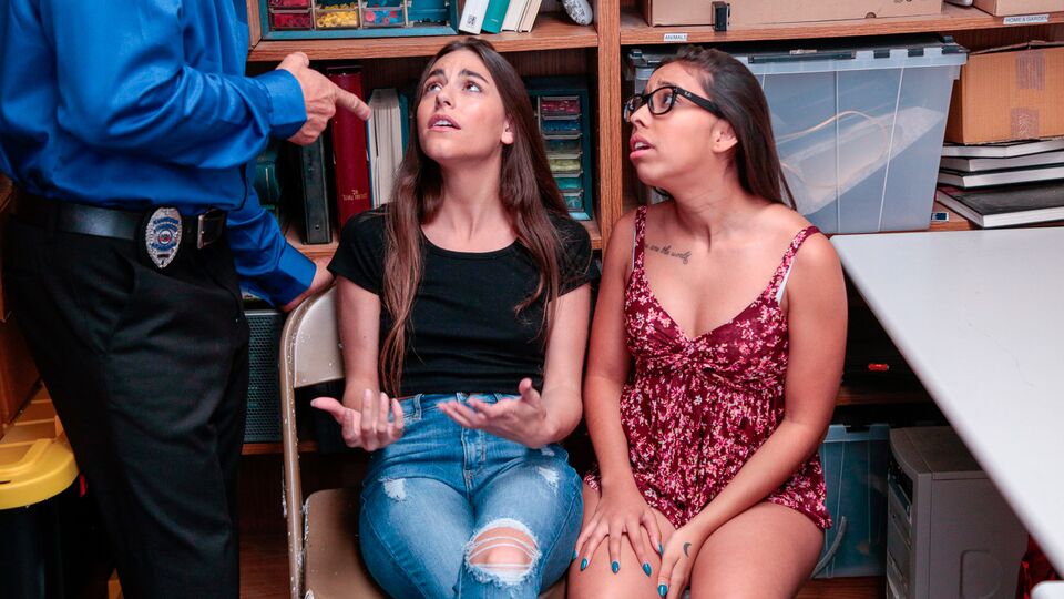 Explosive Jasmine Summers und Arielle Faye - Brille Fickfilm - Shoplyfter