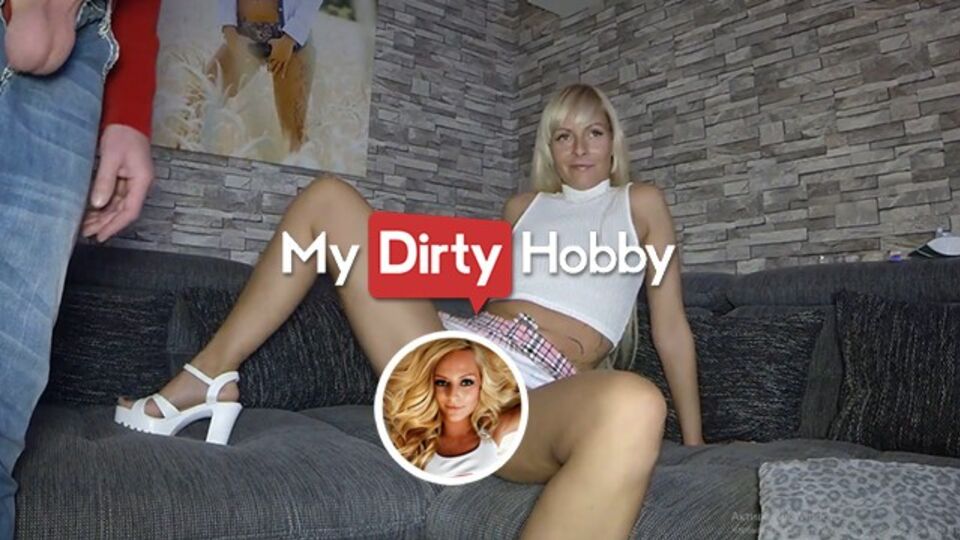 Loira pornô com esplêndida companheira de cama do mydirtyhobby