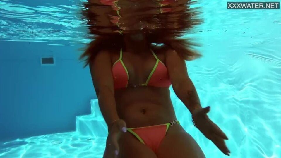 Underwater Show प्रस्तुत करता है Anita Rover का तालाब xxx