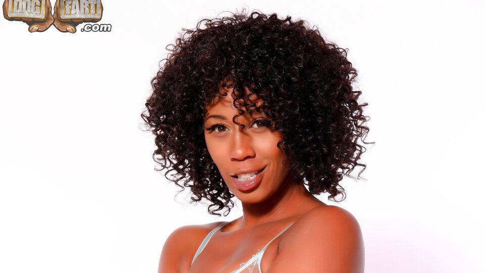 We Fuck Black Girls présente scène andromaque inversée de Misty Stone