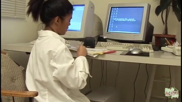 Scène par derrière de la licencieuse chaude lapine 