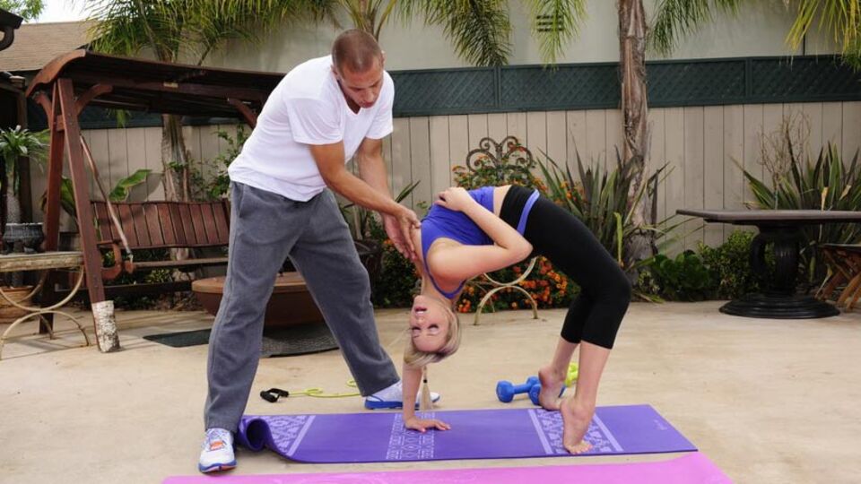 Naughty Athletics प्रस्तुत करता है Mia Malkova का लंबे पैर चलचित्र