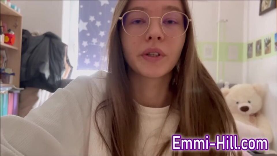 Escena con la impecable EmmiHill con chica masturbándose de Verified Amateurs