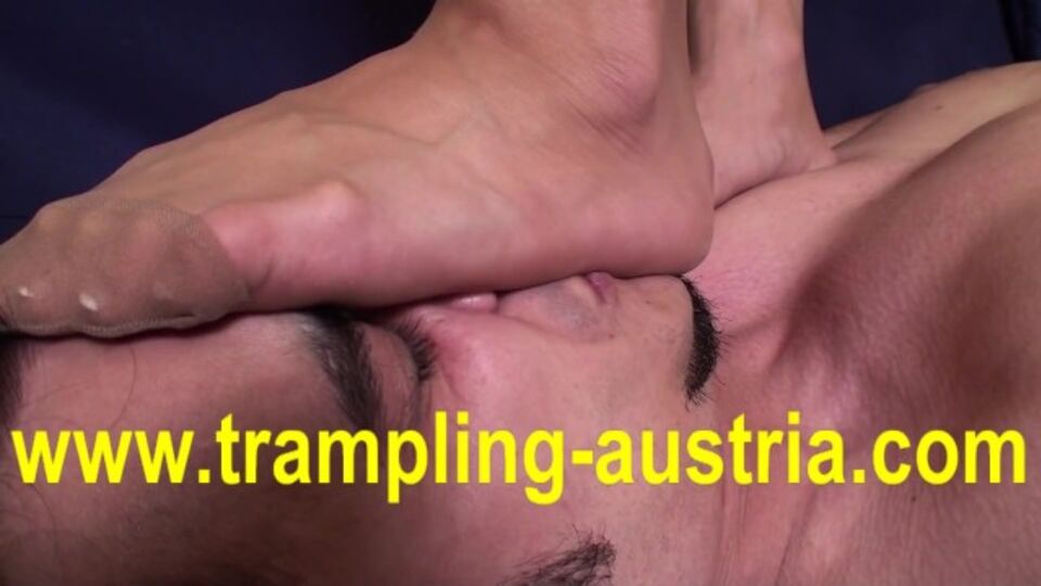 Pequena em hd pornografia no Trampling Austria