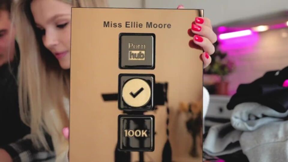 Bezaubernde Miss Ellie Moore's Sex anschauen