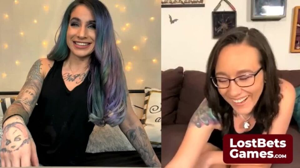 Sinn Sage e Sheena Rose em mulheres tatuadas ação no Lost Bets Games