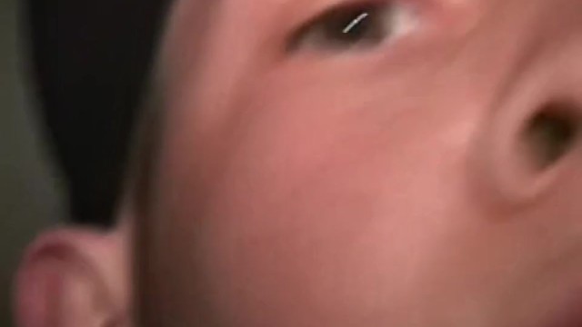 Coinvolgente ninfetta partecipa in scena fetish