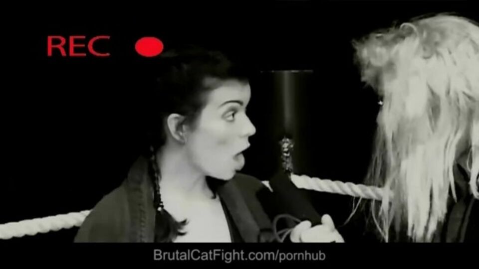 Bourgeoise dans contenu x hd de Brutal Catfight