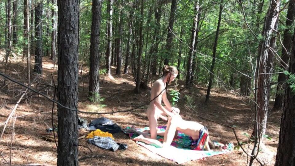 Ben proporzionata SexyHippies in xxx leccata di figa
