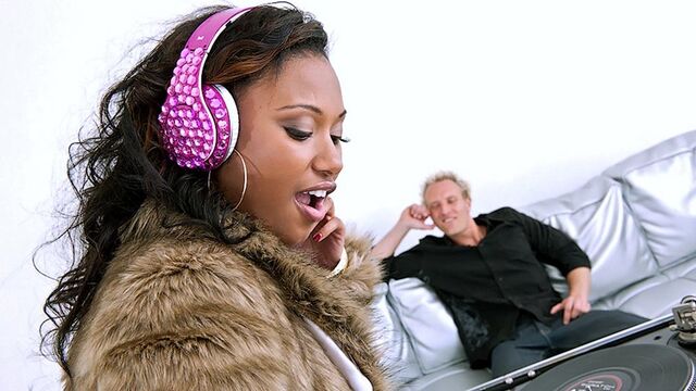 RK Prime presenta porno con las con curvas de Bella Moretti