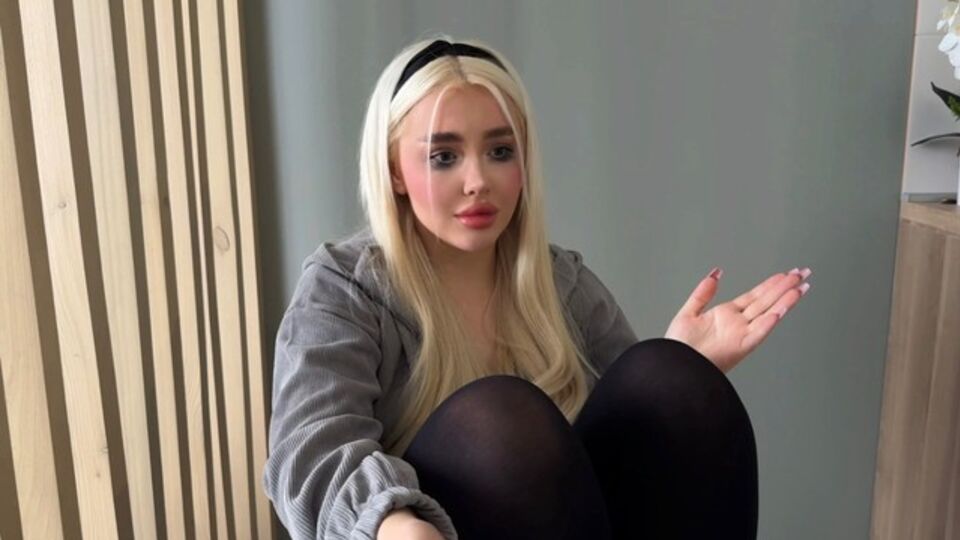 Suggestiva Blondessa partecipa in xxx pompino in bocca e sperma