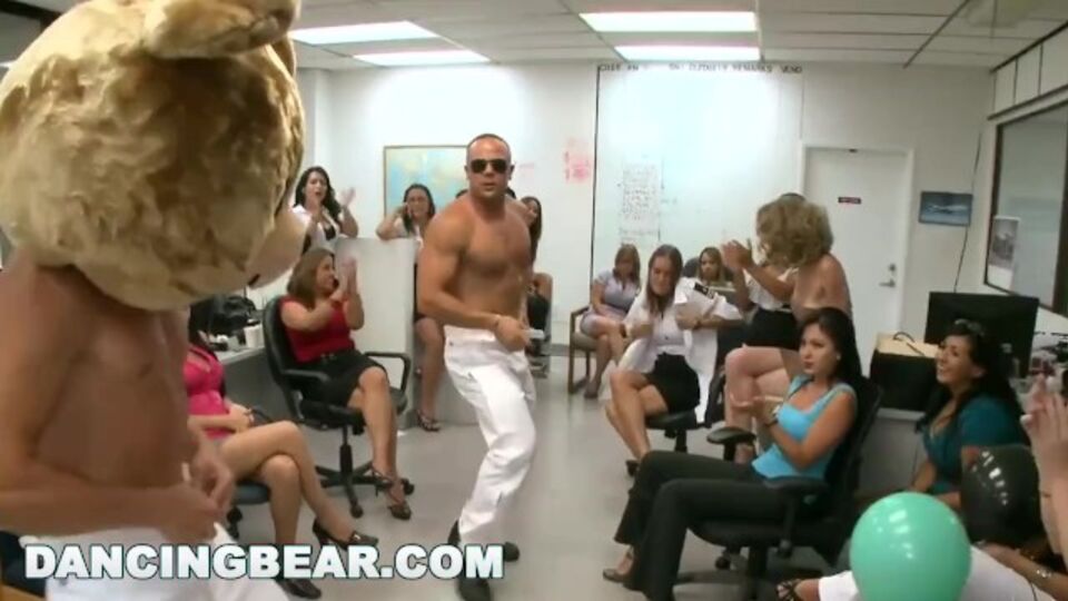 Capra in film donna vestita uomo nudo di Dancing Bear
