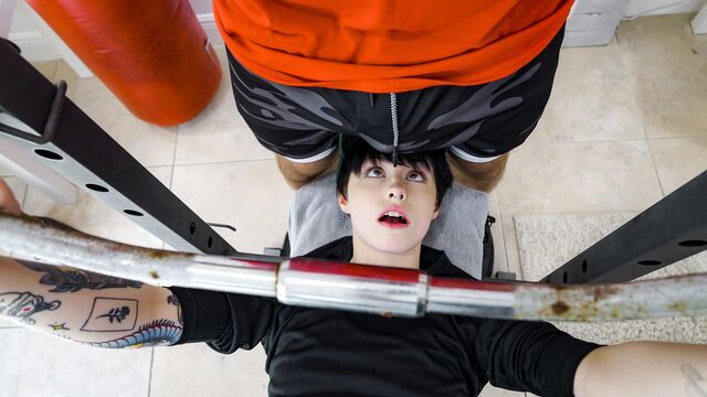 La lasciva Decay Raee en adelanto de tetas naturales