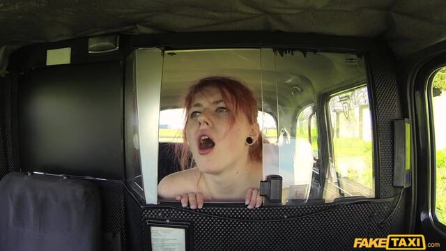 La sensible mujercita en clip de tetas de tamaño mediano