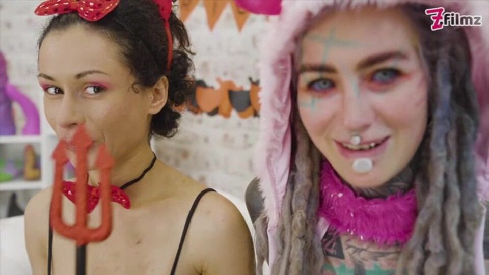 Video cazzo finto con insolita Anuskatzz e Morea Black di z-filmz-originals