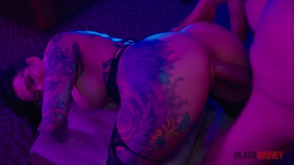 Porno culo grande con delicatissima Macana Man di Black Money Erotica