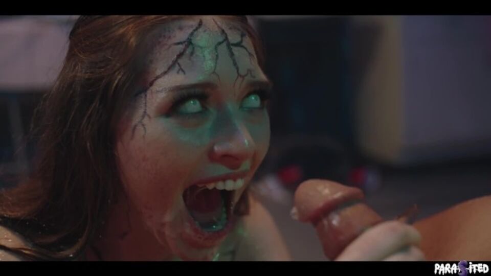 Octavia Red e Anna Claire Clouds in film hd di Parasited