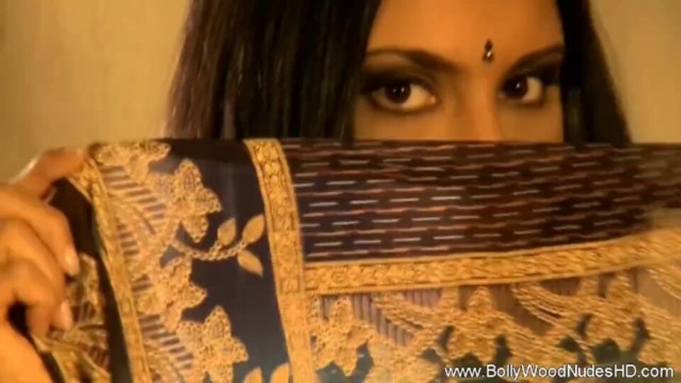 La estilizada dama - escena de striptease - Bollywood Nudes HD