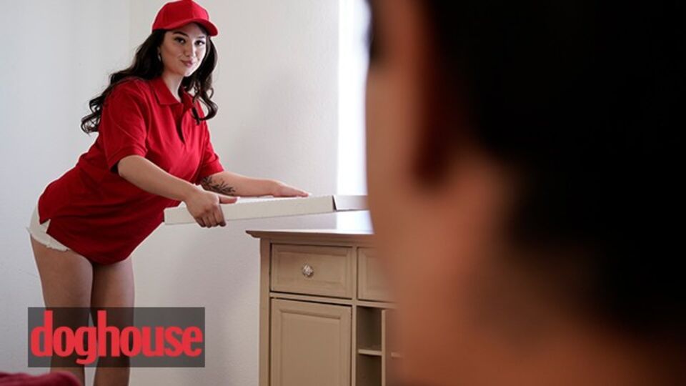 Escena con la provocativa Jon Rogue y Alyx Star con garganta profunda de Dog House Digital