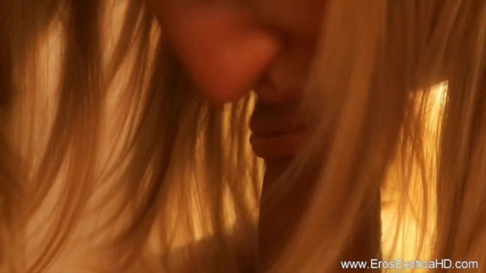 Scena bionda con donna