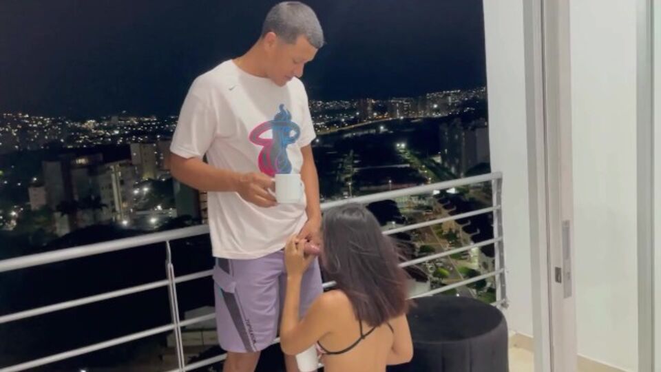 Acción de tetas grandes protagonizado por la enamorada Saraymike