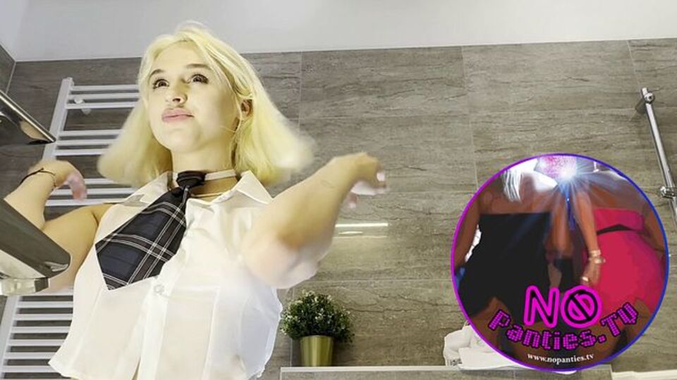Appetibile Petite Blonde - video reality - No Panties TV