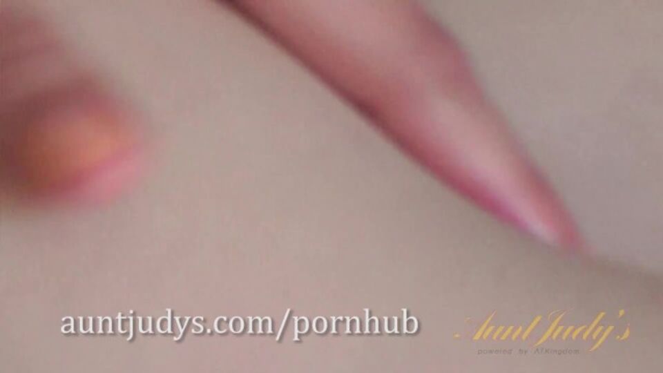 Come-hither Mona Wales's squirt scene