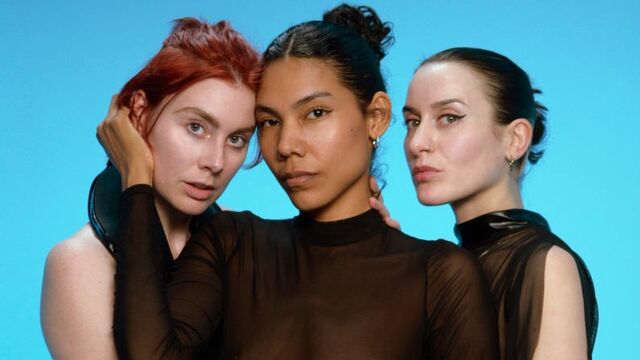 Regardez porno de la sublime Miss Flora et Muriel La Roja