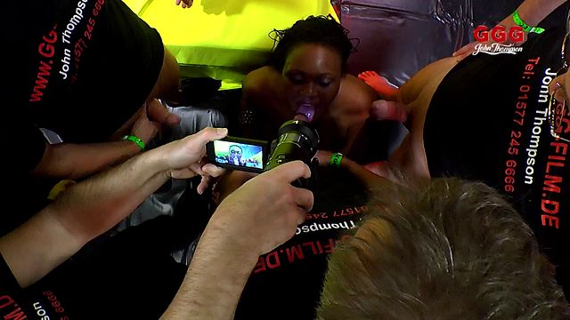 Mira porno con la llamativa amiguita