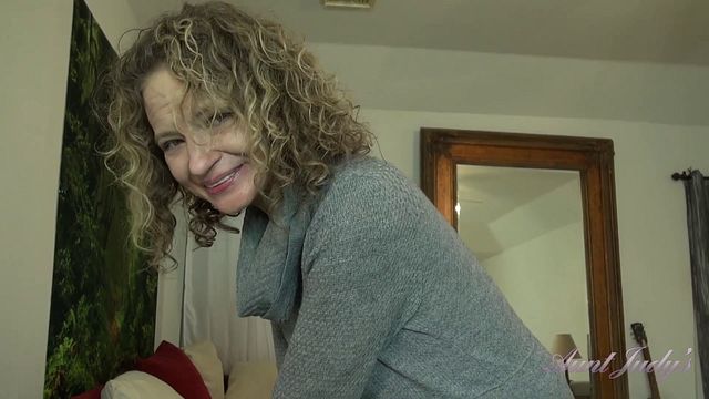 Flashy Tia's mature homemade action