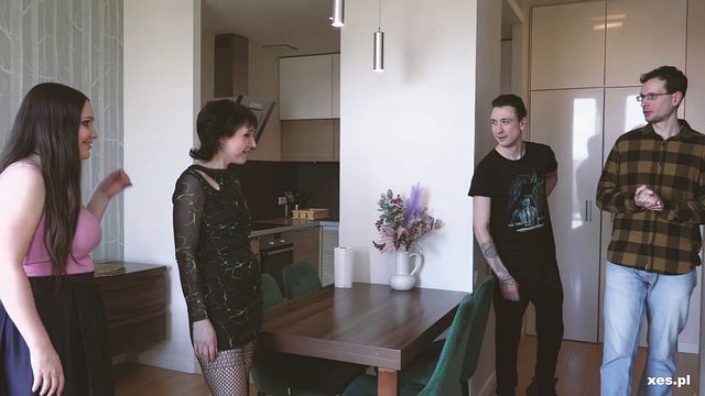 Scène plan à quatre de la guillerette femme fatale 